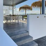 The Nine Graces- Celine, Elegant House With Pool, Garden & Rooftop Villa