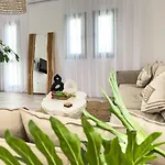 The Nine Graces- Celine, Elegant House With Pool, Garden & Rooftop Villa