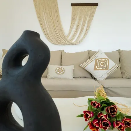 The Nine Graces- Céline, Elegant House With Pool, Garden&rooftop Villa