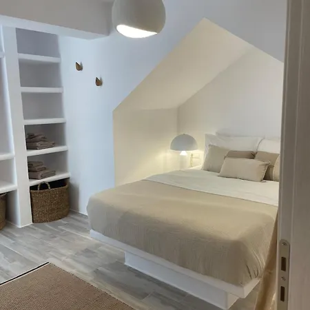 Villa The Nine Graces- Céline, Elegant House With Pool, Garden&rooftop Kastrákion
