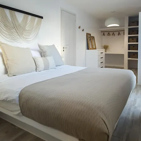 The Nine Graces- Céline, Elegant House With Pool, Garden&rooftop Villa